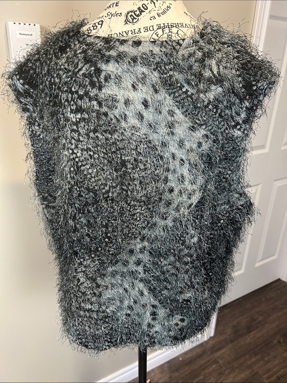 Vintage Hiroko Shaggy Eyelash Knit Vest Black Grey Textured Canada Large - Picture 5 of 11